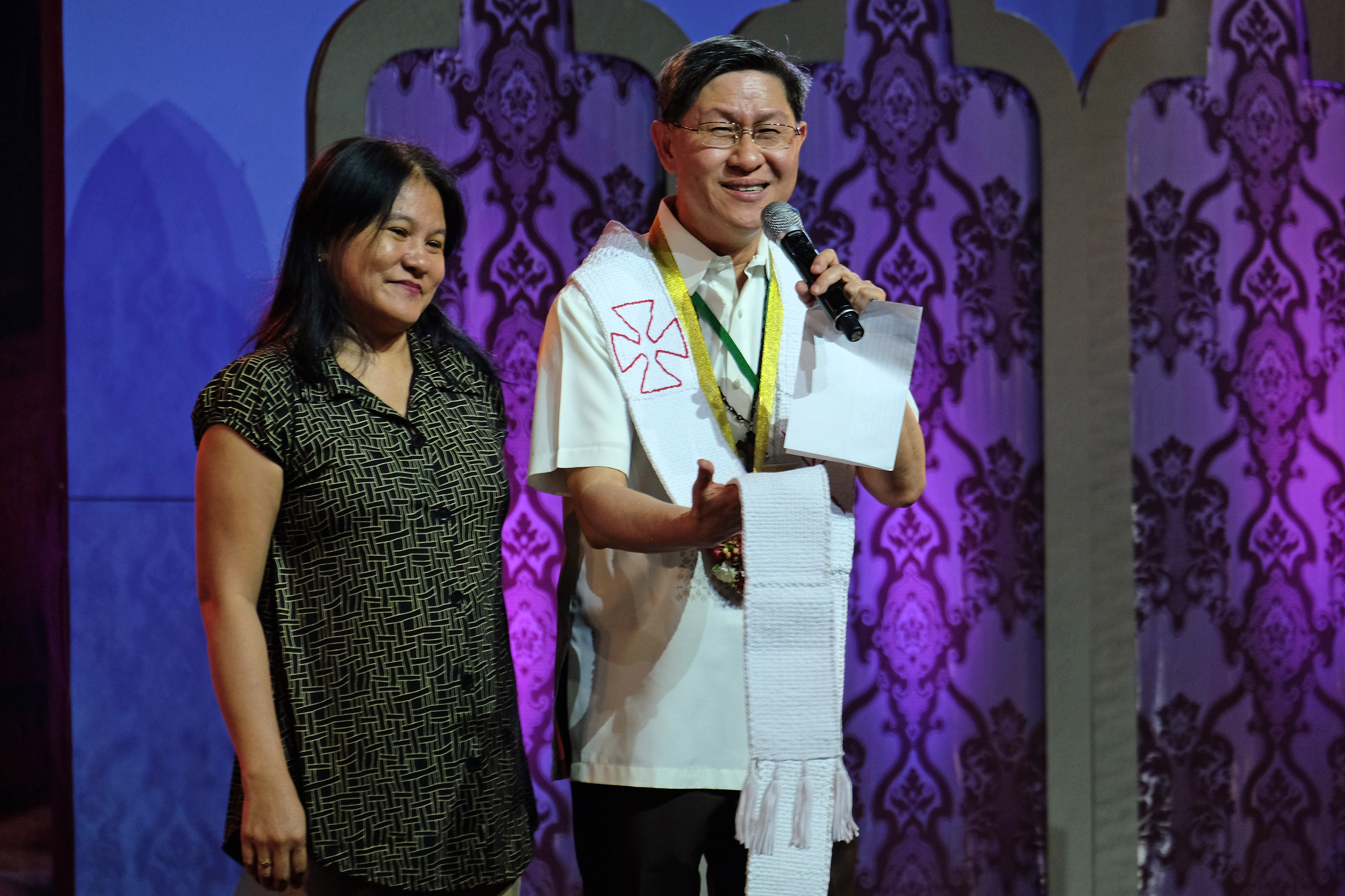 Cardinal Tagle finally gets special stole made by rag maker | Inquirer News