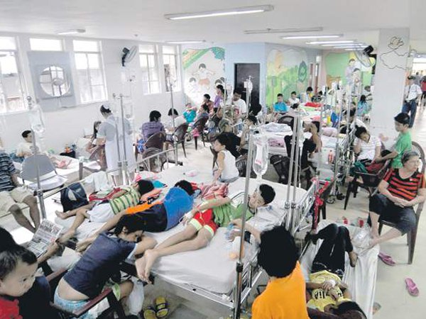  SICK AND POOR Poor patients who do not enjoy the benefits of health insurance flock to the pediatric ward of Quirino Memorial Medical Center in Quezon City to seek treatment for various ailments. RICHARD REYES    Read more: https://newsinfo.inquirer.net/132609/joy-couldn%e2%80%99t-pay-p100-philhealth-premium-and-lost-her-daughter#ixzz4mVteqtuc  Follow us: @inquirerdotnet on Twitter | inquirerdotnet on Facebook
