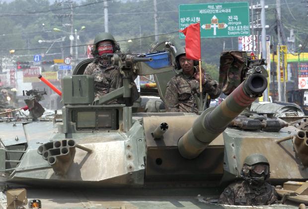 South Korean soldiers ride a K-1 tank - Paju - 5 July 2017