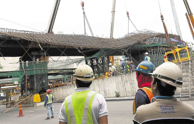 Workers rush to repair the reinforced coping beam which collapsed on Osmeña Highway in Makati City on Tuesday. The structure is part of the Skyway 3 project that will connect Buendia to Balintawak, Quezon City. —MARIANNE BERMUDEZ