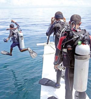 Divers in Cebu continue the search for the body of Bien Unido Mayor Gisela Boniel, who was allegedly kidnapped and murdered by her husband, Board Member Niño Rey Boniel.—LITO TECSON/CEBU DAILY NEWS