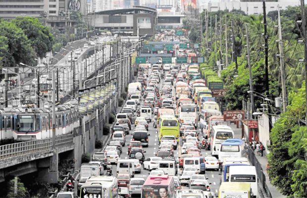 Traffic flow slows down to a crawl on Edsa during Friday’s Metro Manila Shake Drill which aims to prepare the public for the “Big One.”   —RICHARD A. REYES