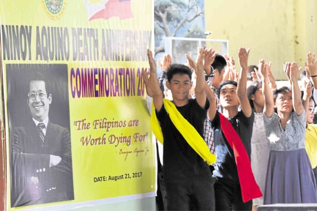 REMEMBERING NINOYStudents pay tribute to slain former Sen. Benigno Aquino Jr. during the commemoration of his 34th death anniversary in San Manuel town in Tarlac province. —WILLIE LOMIBAO