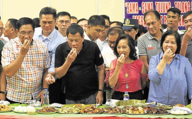 BOODLE FIGHT  President Duterte is joined by Pampanga officials and some Cabinet members in a meal of chicken barbecue, fried “itik” (duck) and quail, “balut” (boiled duck eggs) and hardboiled eggs to dispel fears of consumers about the safety of poultry products amid the outbreak of bird flu in Pampanga and Nueva Ecija provinces. —JOAN BONDOC