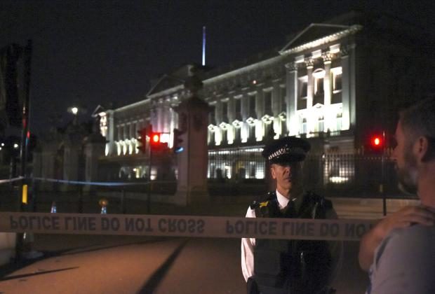 Buckingham Palace police cordon - 25 August 2017