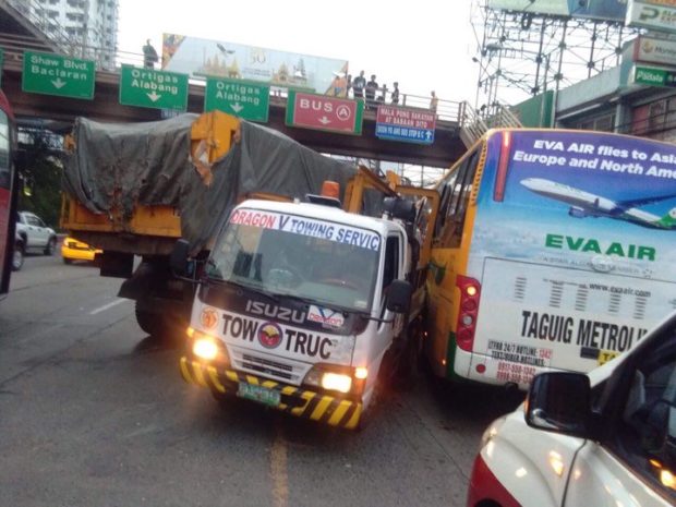 Three-vehicle pileup Edsa