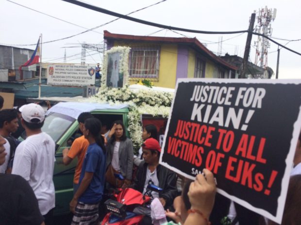 The funeral march of slain student Kian Loyd delos Santos in Sta. Quiteria, Caloocan City. NIÑO JESUS ORBETA / Phil. Daily Inquirer