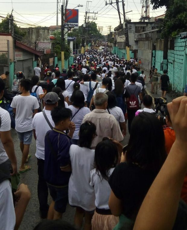 A big crowd at the funeral march for Kian delos Santos. Contributed photo by Paolo Perez.