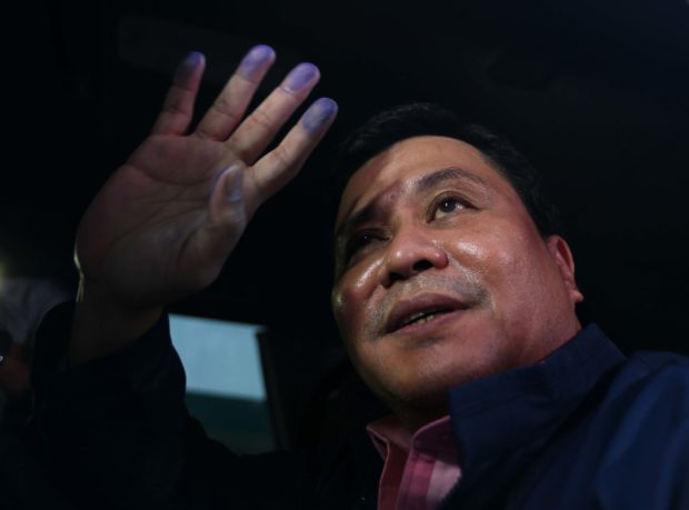 SEPTEMBER 19, 2017 Former Sen. Jose Jinggoy Estrada waves from a van window with ink-stained fingers after undergoing process for release at the Sandiganbayan 5th Division Clerk of Court. INQUIRER PHOTO/LYN RILLON