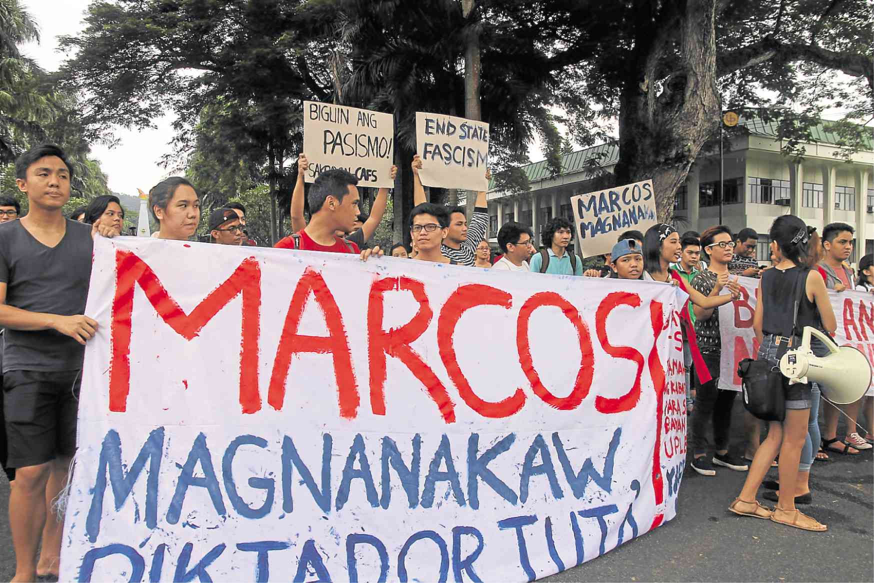 Thousands flock to UPLB to get P1M each โfrom Marcos wealthโ | Inquirer ...