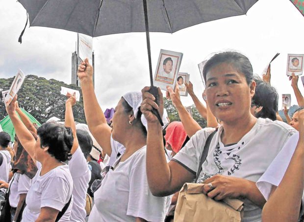 Each pamphlet extolling Marcos’ accomplishments costs P30. —KIMMY BARAOIDAN