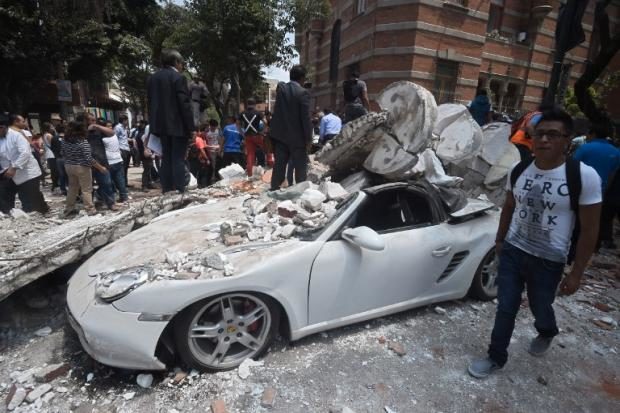 Car damaged in Mexico quake - 19 Sept 2017