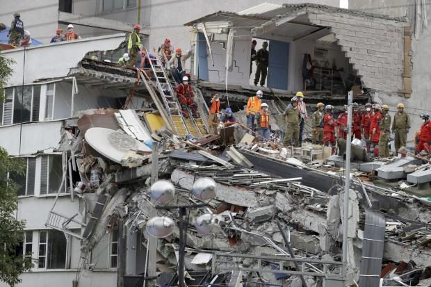 Rescuers on collapsed building in Mexico - 22 Sept 2017