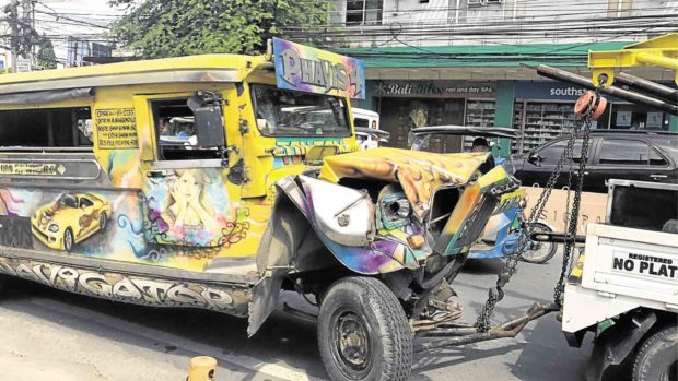 JEEP VS TREE A lazy Sunday turned into a crazy day for eight passengers of this jeepney which crashed into a tree on Lanuza Street, Pasig City. —JODEE A. AGONCILLO