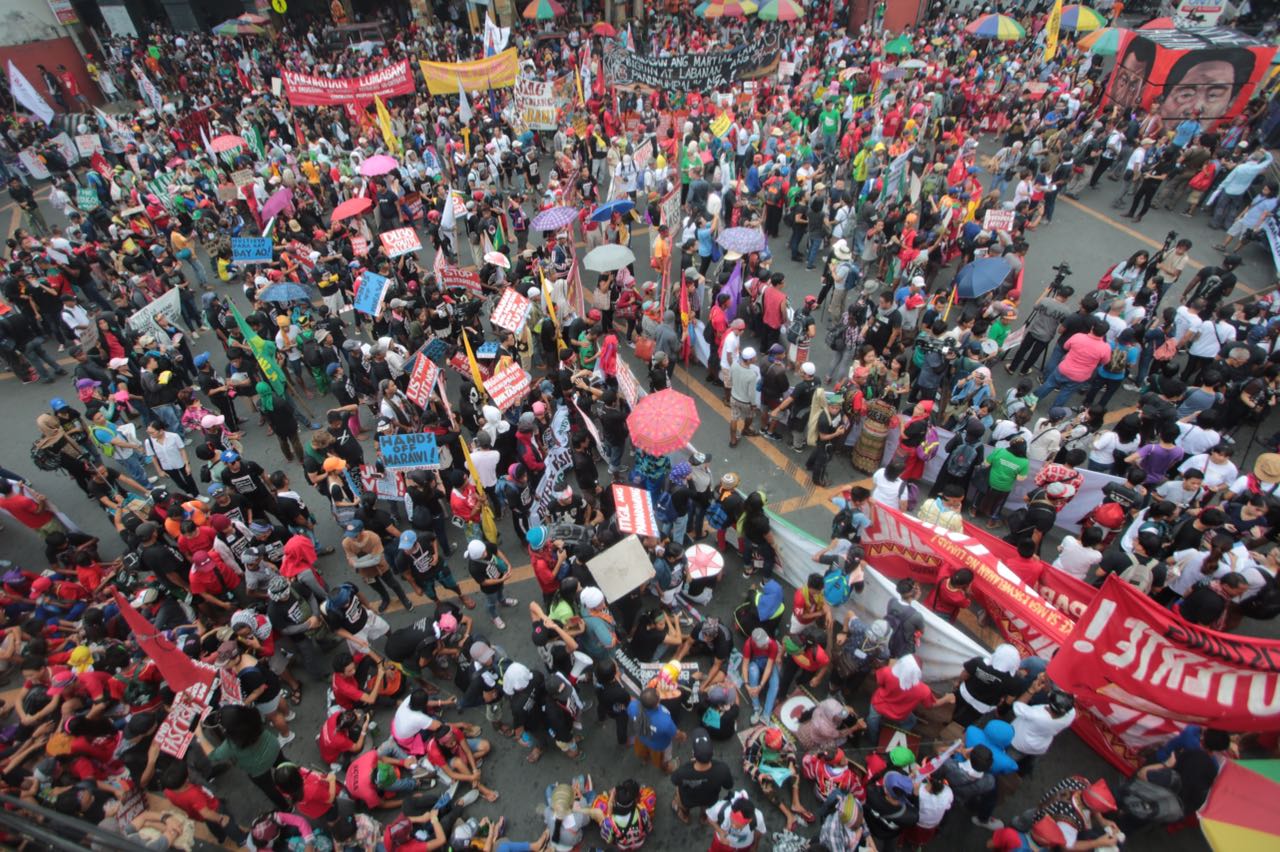 Anti, pro Duterte groups rally simultaneously in Mendiola | Inquirer News