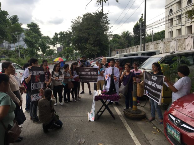 Human rights group Rise Up hold a mass outside the Office of the Ombudsman on Thursday, after the parents of two victims of the government's antidrug campaign filed murder complaints against seven Manila Police District officers. Photo: Vince F. Nonato.
