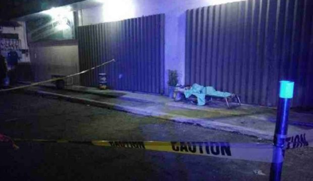 Man shot dead along Commonwealth ave in QC. Photo by Justinne Punsalang/Radyo Inquirer