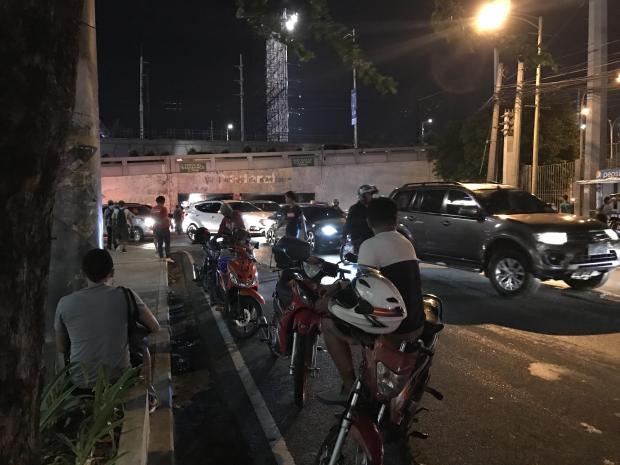 Motorbikes at Roces Avenue corner Edsa - 16 Octboer 2017