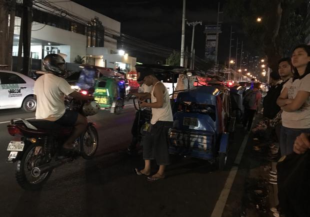Stranded passengers on Roces Avenue in Makati A - 16 October 2017