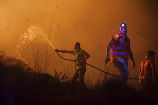 Volunteers fighting wildfire in Portugal - 16 October 2017