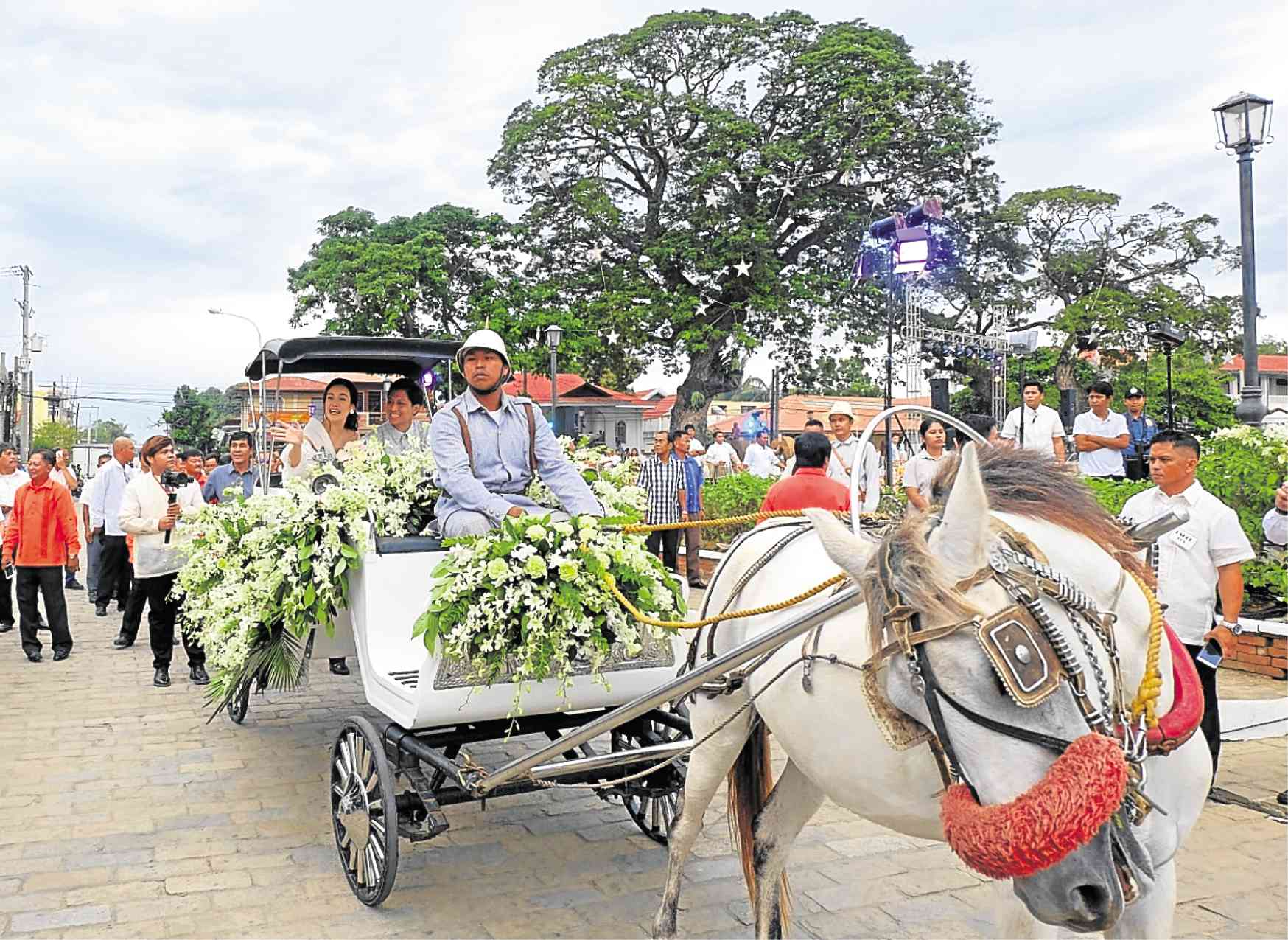 Aboard a horse-drawn carriage, Michael Ferdinand Marcos Manotoc and his bride Carina Amelia Gamboa Manglapus tour Paoay town in Ilocos Norte after a thanksgiving Mass that celebrated their union.—ILOCOS NORTE PROVINCIAL GOVERNMENT