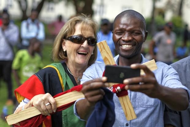 Zimbabweans take selfie - 20 Nov 2017