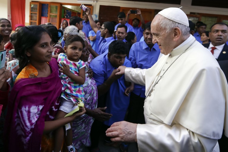 Pope Francis (R) meets with sick people and staff members of the Mother Teresa House clinic in Dhaka's Tejgaon neighborhood on December 2, 2017. Pope Francis wrapped up a high-stakes Asia tour on December 2 after meeting Rohingya refugees in Bangladesh in a highly symbolic gesture of solidarity with the Muslim minority fleeing violence in Myanmar. / AFP PHOTO / POOL / Andrew Medichini