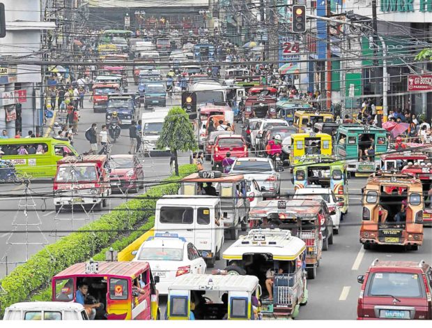 Officials of the Department of Public Works and Highways are hoping that a new expressway will ease Metro Cebu’s traffic jams.  —JUNJIE MENDOZA / CEBU DAILY NEWS