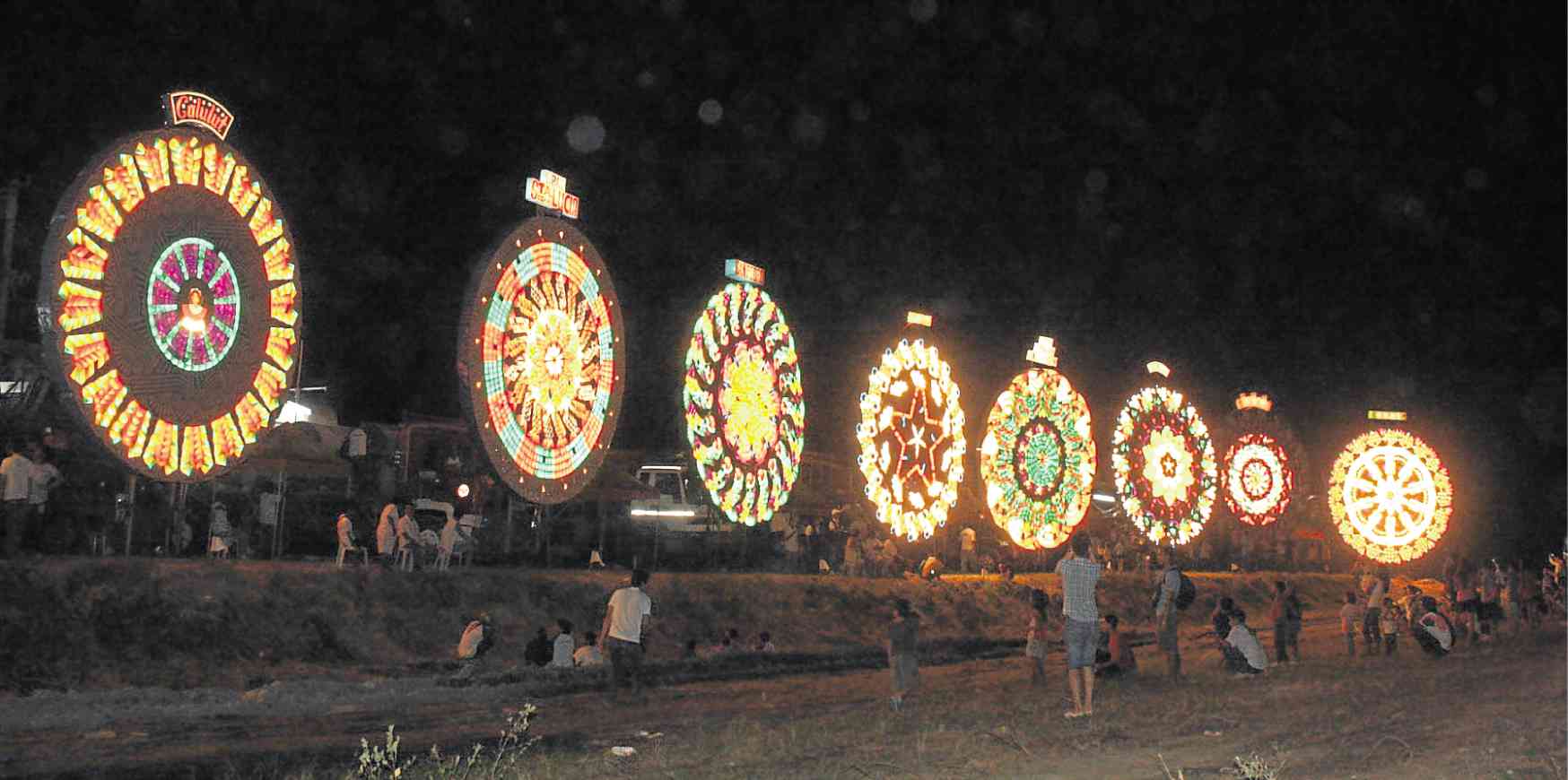 Pampanga craftsmen stick to tradition in lighting giant lanterns