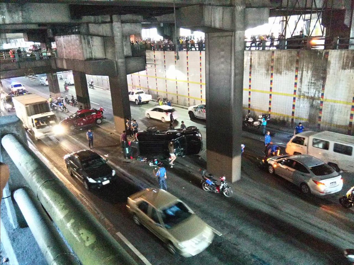 6-car collission on Edsa-Shaw tunnel that caused heavy traffic from Magallanes to Kamuning already cleared as of 3:28 p.m. One of the reported injured was ABS-CBN reporter Doris Bigornia. (Photo from MMDA) 