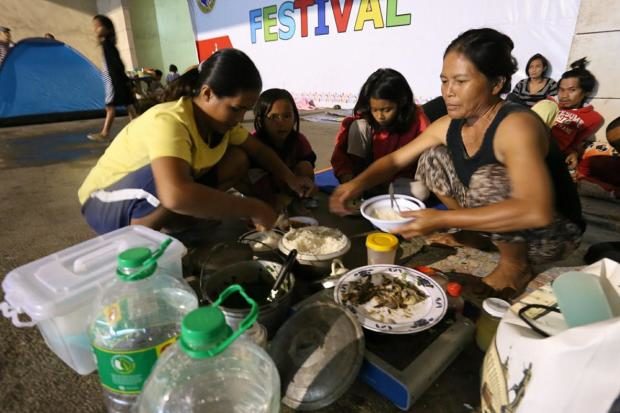 Family sharing meal at evacuation center - Sogod town in Cebu - 16 Dec 2017