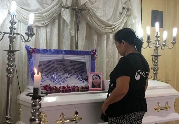 Marnie Canoto at wake of sister Jonalyn Anilao