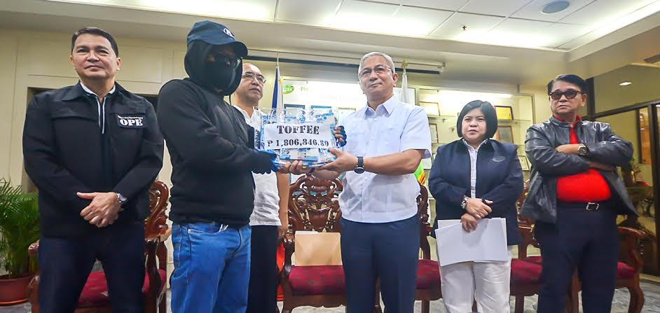 PDEA Director General Aaron Aquino turns over cash rewards to informants under Operation: Public Eye during a ceremony on Wednesday, December 20, at the agency's headquarters. (Photo courtesy of the PDEA Public Information Office)