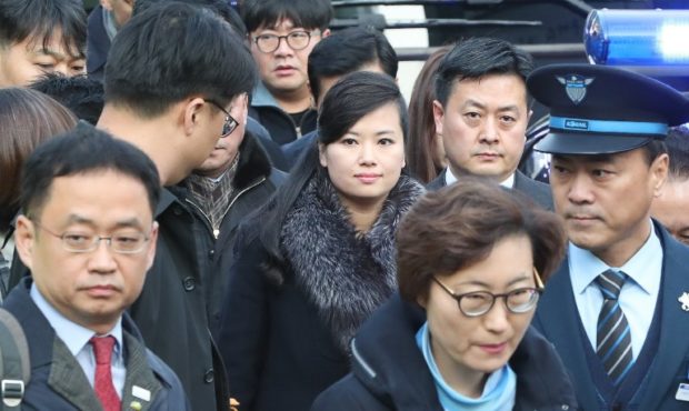 Hyon Song-Wol (C), the leader of North Korea's popular Moranbong band, arrives at Seoul station in Seoul on January 21, 2018 before boarding a train bound for the eastern city of Gangneung. North Korean delegates arrived in Seoul on January 21 on their way to inspect venues and prepare cultural performances for next month's Winter Olympics, in the first visit by Pyongyang officials to the South for four years. / AFP PHOTO / KOREA POOL / - / South Korea OUT