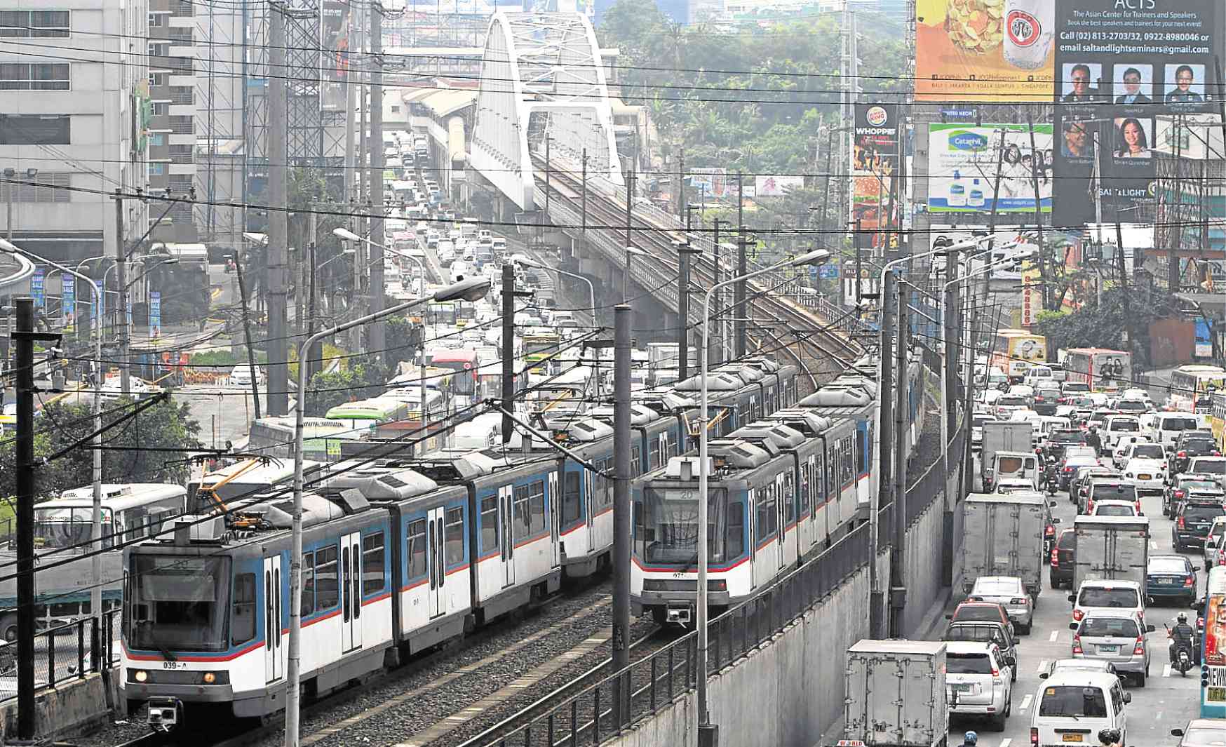 MRT-3 LINE OF SIGH Spotty maintenance and other problems plaguing Metro Rail Transit 3 continue to derail moves to improve mass transport on Edsa. —EDWIN BACASMAS