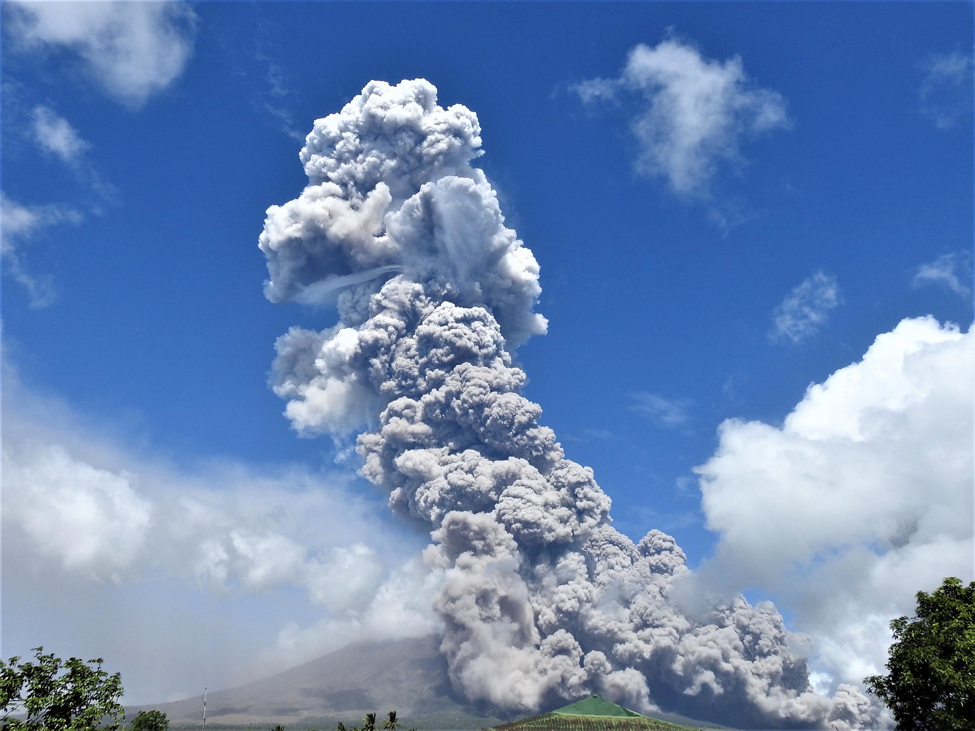 Ash fall from Mayon reaches Camarines Sur’s Rinconada district ...