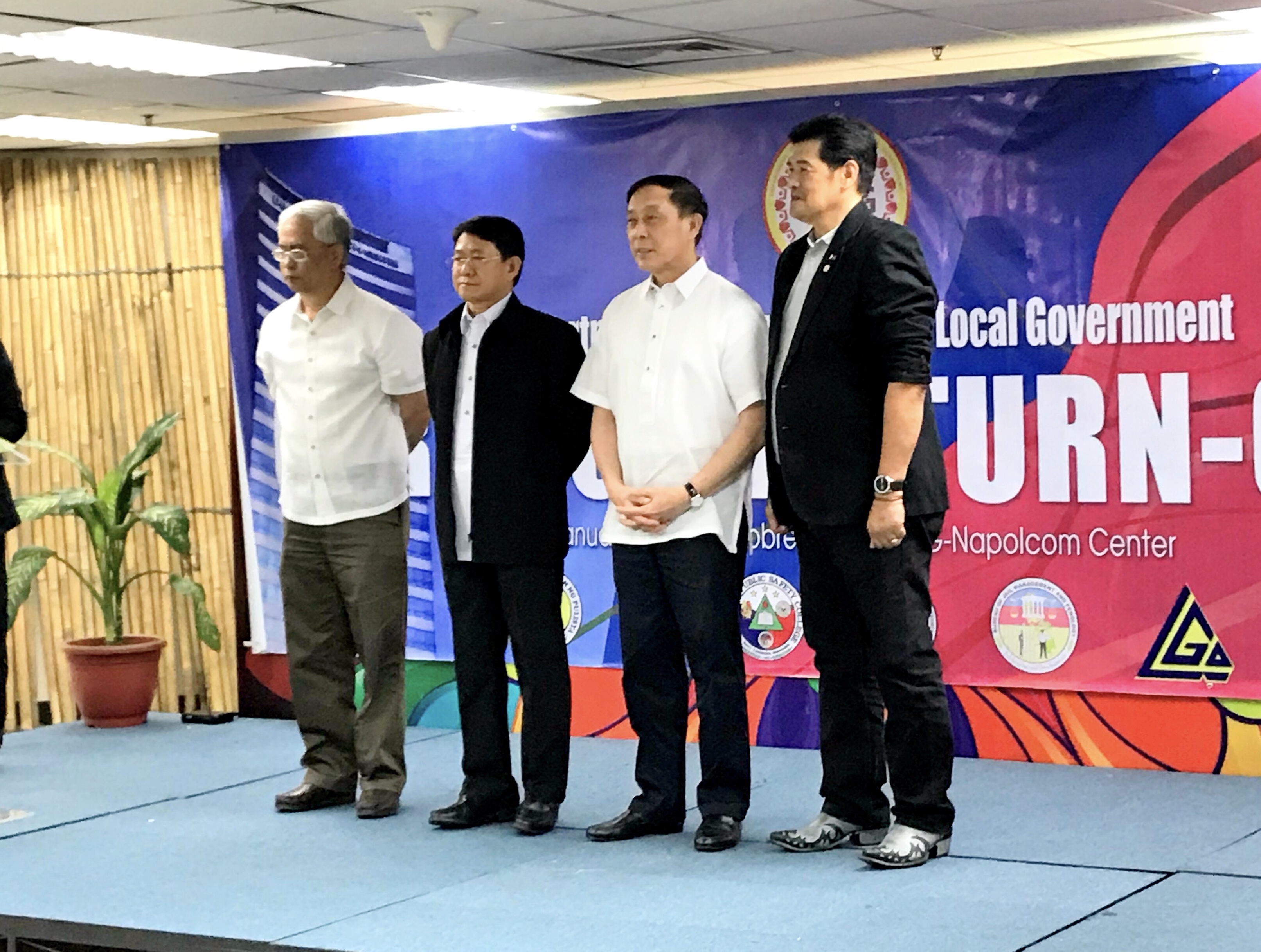 Outgoing DILG officer in charge Catalino Cuy (middle) turns over post to new DILG OIC and former AFP chief of staff Eduardo Año. Photo by Julliane Love de Jesus/INQUIRER.net