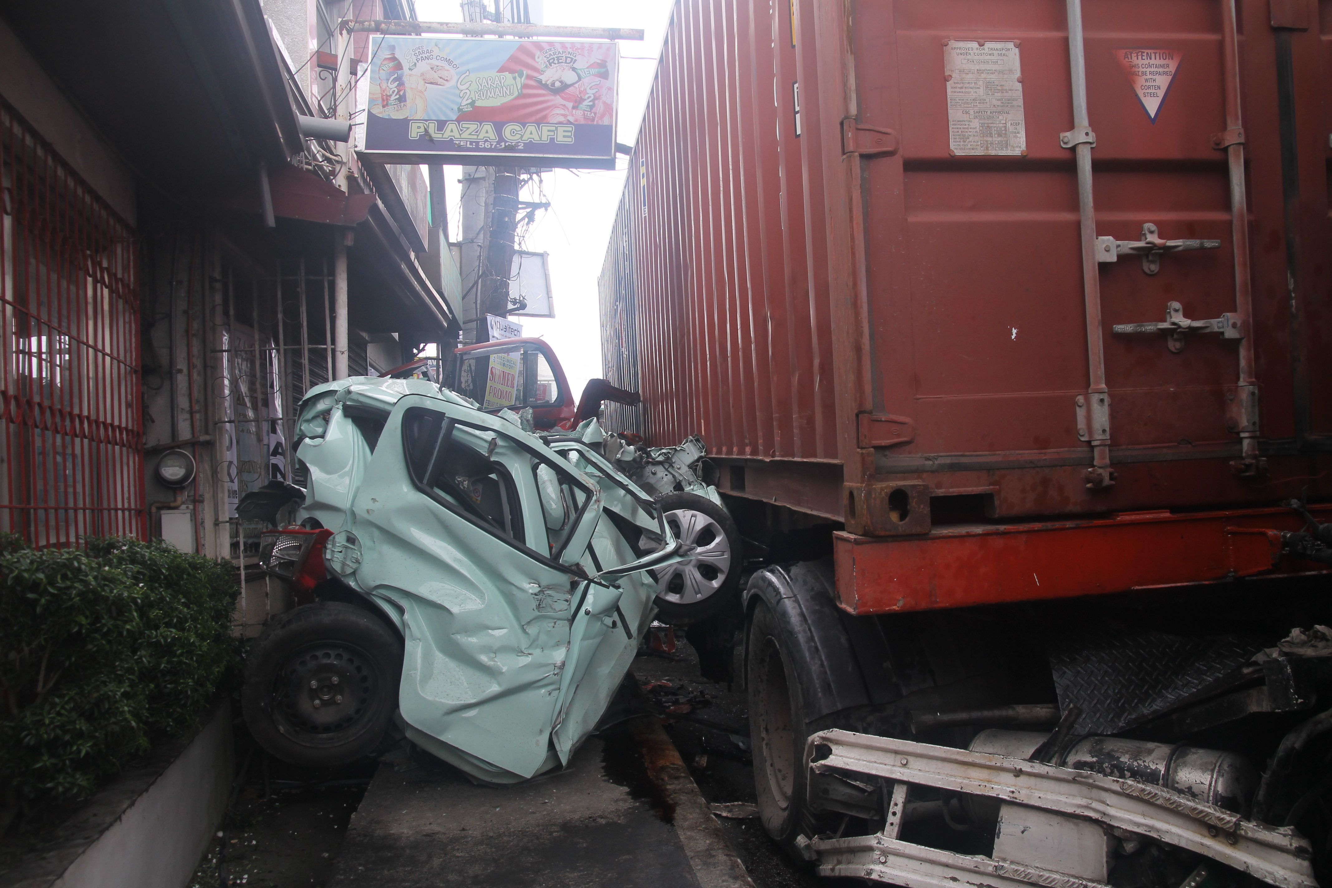 At least one person was hurt in this accident along the national highway in Alaminos town in Laguna province which involved five vehicles. KIMMY BARAOIDAN/INQUIRER SOUTHERN LUZON