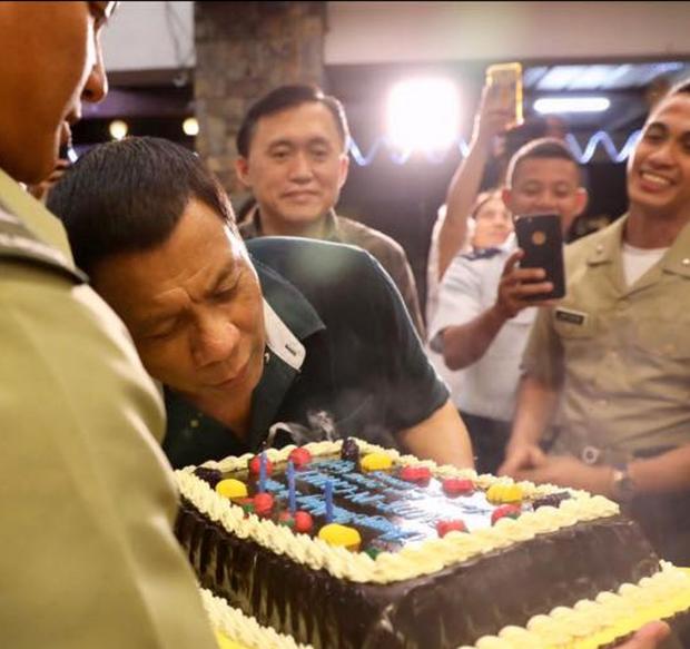 Rodrigo Duterte blows candles on cake