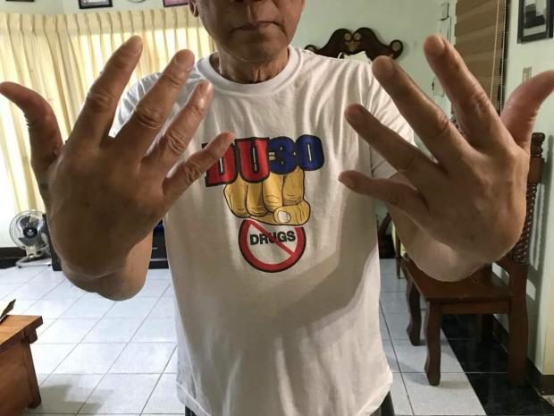 Rodrigo Duterte showing hands