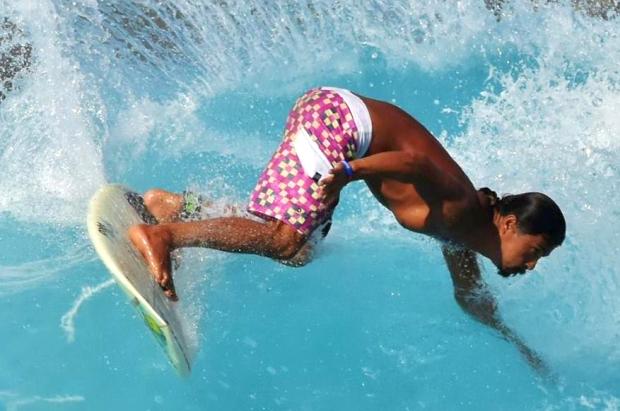Wilmar Melindo surfing