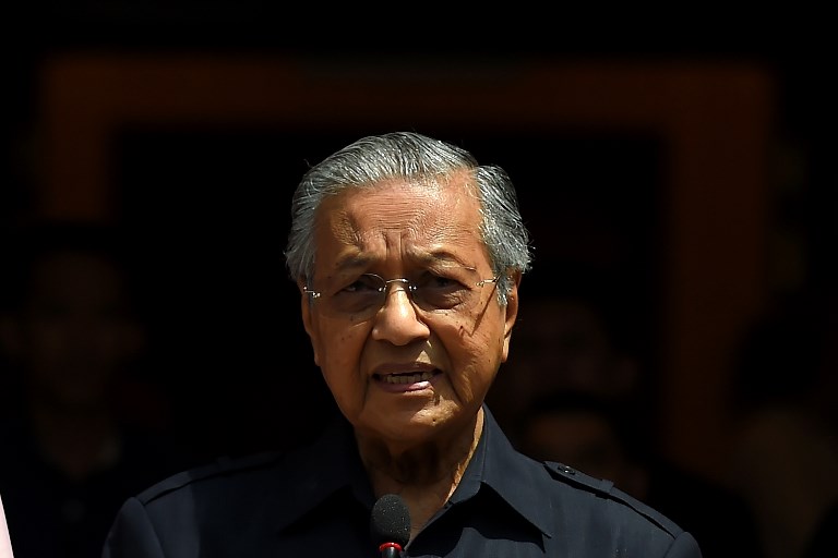Newly-elected Malaysian Prime Minister Mahathir Mohamad  addresses the media in Kuala Lumpur on May 11, 2018. Malaysia's king has agreed to pardon jailed opposition icon Anwar Ibrahim at once, newly installed Prime Minister Mahathir Mohamad said on May 11. / AFP PHOTO / Manan VATSYAYANA