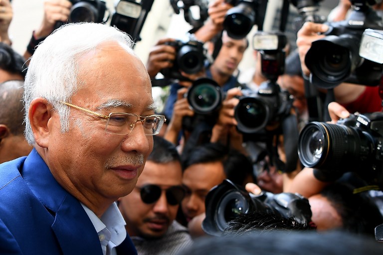 Malaysia's former prime minister Najib Razak arrives at the Malaysian Anti-Corruption Commission (MACC) office in Putrajaya on May 22, 2018.  Najib was questioned by anti-corruption authorities on May 22 over a financial scandal after his shock election loss, as the country's top graft fighter revealed he faced threats when the old regime suppressed a probe into the controversy. / AFP PHOTO / Manan VATSYAYANA