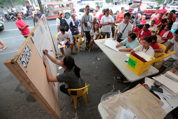 Tallying votes on Boni Serrano Avenue at Barangay Valencia,Quezon City, for the May 2018 barangay and SK polls. STORY: House panel okays bill postponing barangay, SK polls