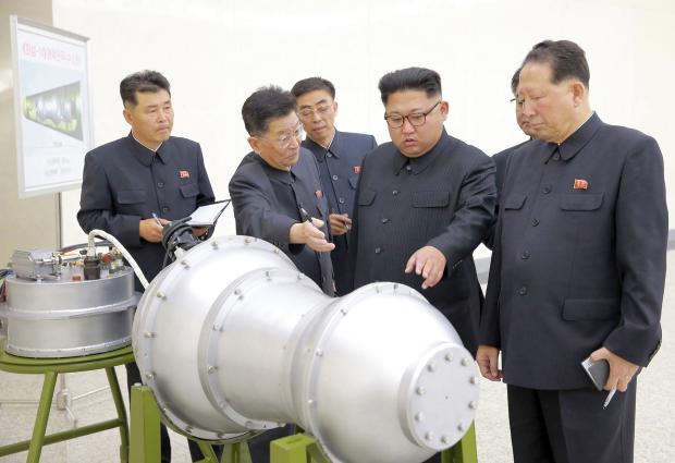 Kim Jong Un inspects gadget