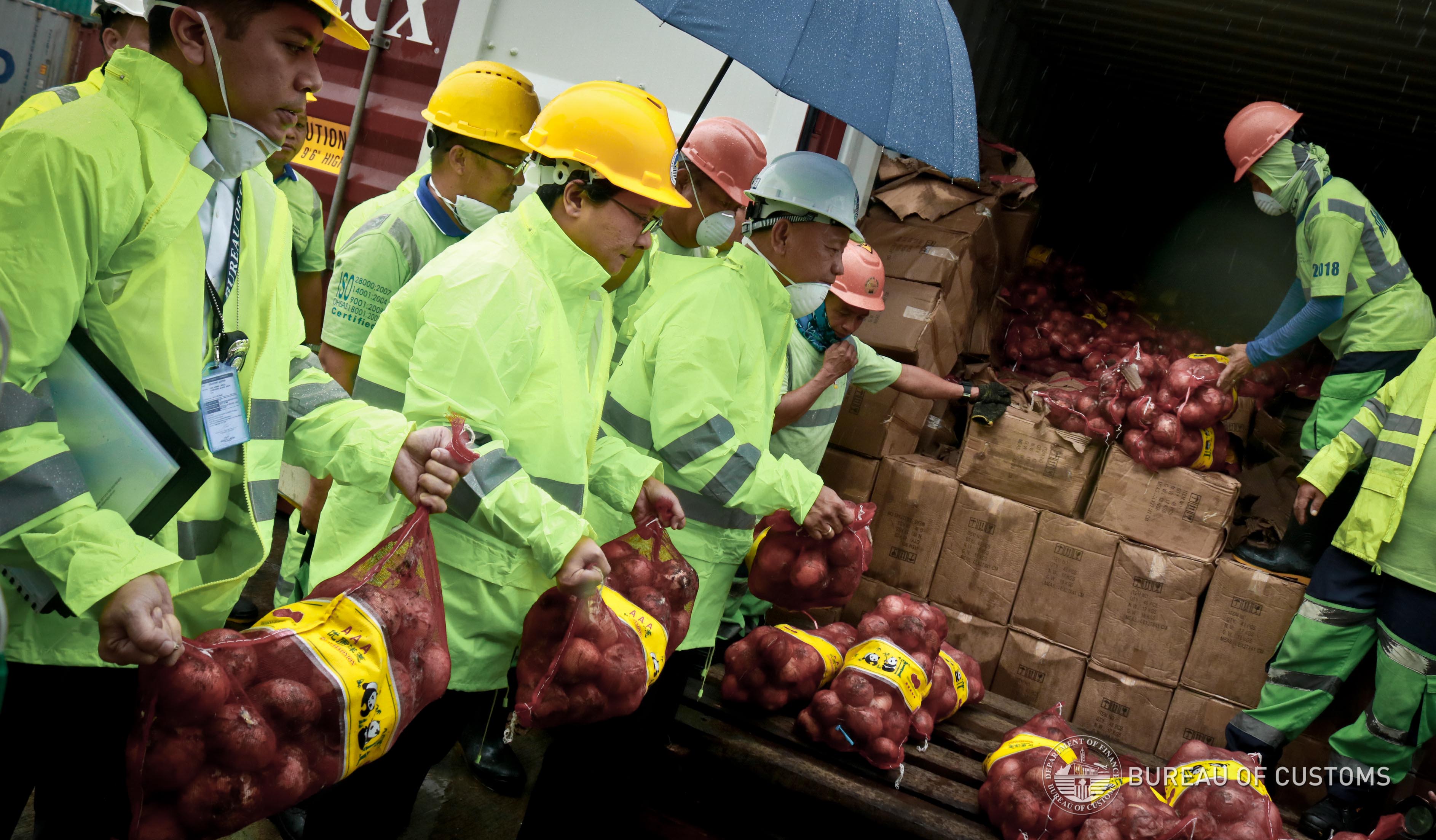 Smuggled onions from China confiscated by the Bureau of Customs. PHOTO FROM BOC