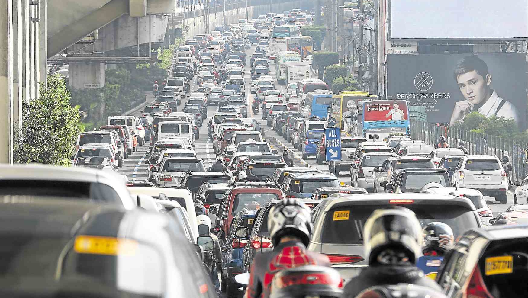 The  “parking lot” that is Edsa during rush hour. (File photo by NIÑO JESUS ORBETA / Philippine Daily Inquirer)