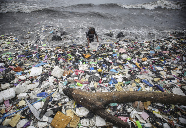 informal-settlers-blames-for-manila-bay-pollution-inquirer-news