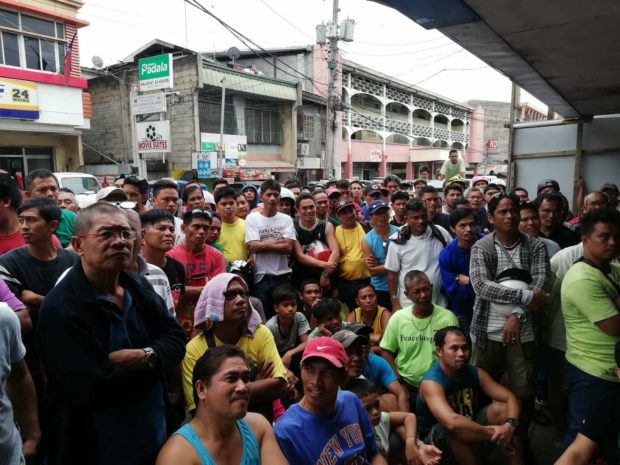 Tagbilaran City residents watching the Pacquiao-Matthysse fight