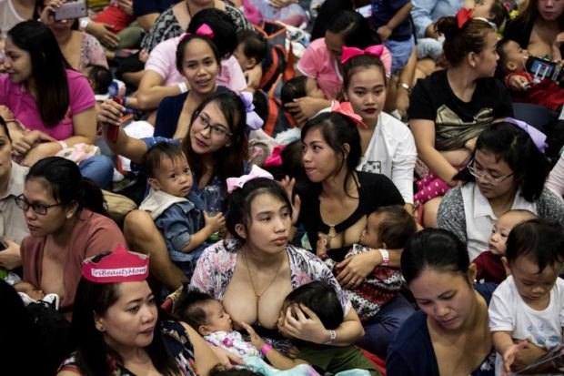 Mothers participate in a breastfeeding event in Manila on August 5, 2018. Hundreds of Philippine mothers simultaneously nursed their babies in public on Sunday, some of them two at a time, in a government-backed mass breastfeeding event aimed at combating child deaths. / AFP PHOTO / NOEL CELIS